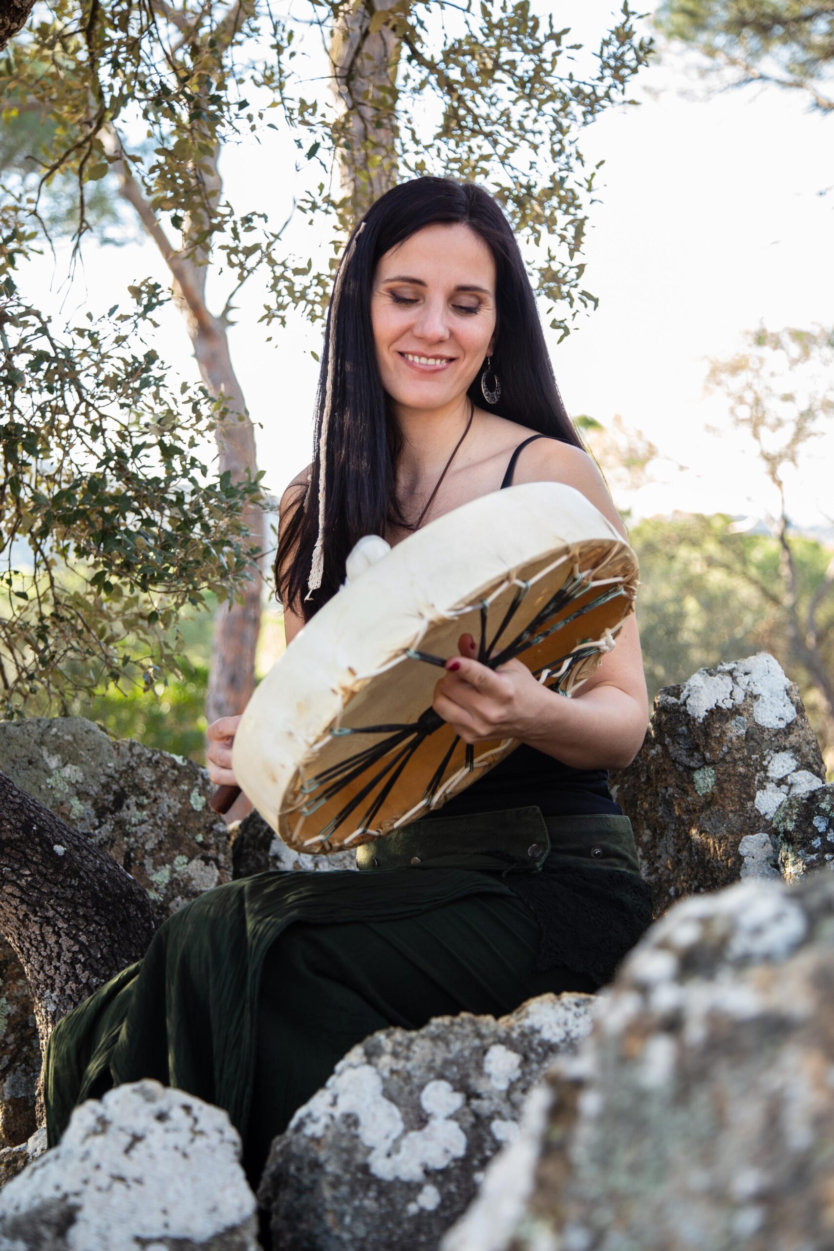 Mercè con su tambor chamánico